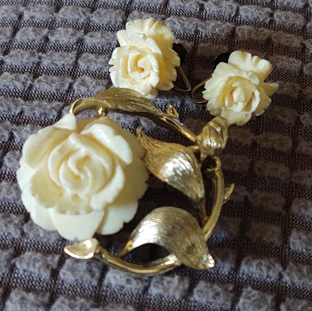 White ROSE Lisner Vintage Signed Demi Parure Gold Earrings Broach Pin - Picture 12 of 13